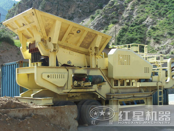移動(dòng)顎式破碎機(jī)工作現(xiàn)場